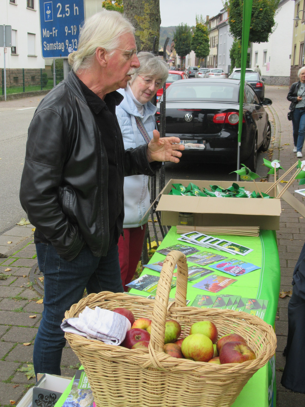 Peter Schröder und Gabriele Ulrich im Gespräch mit Bürgern. 